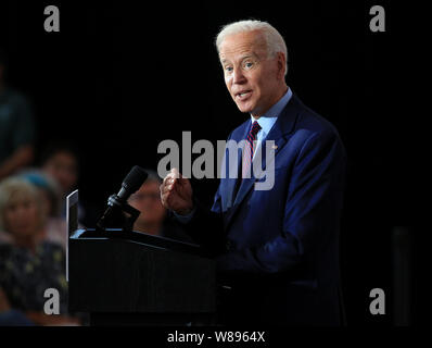 Rock Island, Iowa, USA. 8 Aug, 2019. Demokratische Präsidentschaftskandidat der ehemalige Vizepräsident Joe Biden sprach mit einer verpackten Raum von etwa 250 Burlington Bereich Bewohner an der Scheune auf dem Grat außerhalb von Burlington, Iowa, am Mittwoch, 7. August 2019. Credit: Kevin E. Schmidt/Viererkabel - Zeiten/ZUMA Draht/Alamy leben Nachrichten Stockfoto