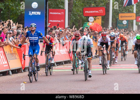 Radfahrer Elia Viviani Gewinnen der aufsichtsrechtlichen Fahrt London-Surrey Klassiker in der Mall, London, UK. Feiert den Gewinn mit Volk, Masse, Massen Stockfoto