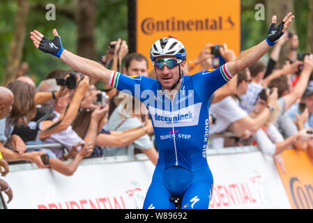 Radfahrer Elia Viviani Gewinnen der aufsichtsrechtlichen Fahrt London-Surrey Klassiker in der Mall, London, UK. Feiert den Gewinn mit Volk, Masse, Massen Stockfoto