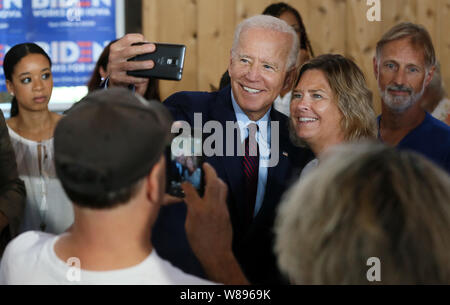 Rock Island, Iowa, USA. 8 Aug, 2019. Demokratische Präsidentschaftskandidat der ehemalige Vizepräsident Joe Biden nimmt ein Bild mit Darcy Heeges von Burlington nach einer Kampagne Stop an der Scheune auf dem Grat in der Nähe von Burlington, Iowa, am Mittwoch, 7. August 2019. Credit: Kevin E. Schmidt/Viererkabel - Zeiten/ZUMA Draht/Alamy leben Nachrichten Stockfoto