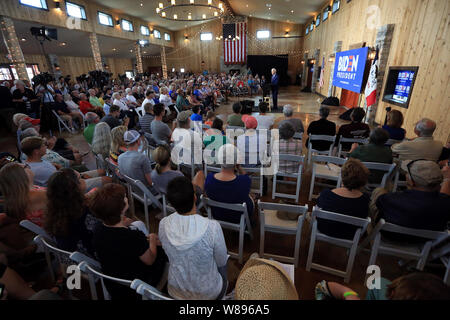 Rock Island, Iowa, USA. 8 Aug, 2019. Demokratische Präsidentschaftskandidat der ehemalige Vizepräsident Joe Biden sprach mit einer verpackten Raum von etwa 250 Burlington Bereich Bewohner an der Scheune auf dem Grat außerhalb von Burlington, Iowa, am Mittwoch, 7. August 2019. Credit: Kevin E. Schmidt/Viererkabel - Zeiten/ZUMA Draht/Alamy leben Nachrichten Stockfoto