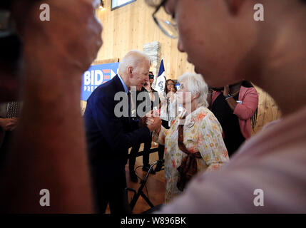 Rock Island, Iowa, USA. 8 Aug, 2019. Demokratische Präsidentschaftskandidat der ehemalige Vizepräsident Joe Biden spricht mit 75 - an der Scheune jährige Vicki Maddox von Burlington auf dem Grat in der Nähe von Burlington, Iowa, am Mittwoch, 7. August 2019. Credit: Kevin E. Schmidt/Viererkabel - Zeiten/ZUMA Draht/Alamy leben Nachrichten Stockfoto