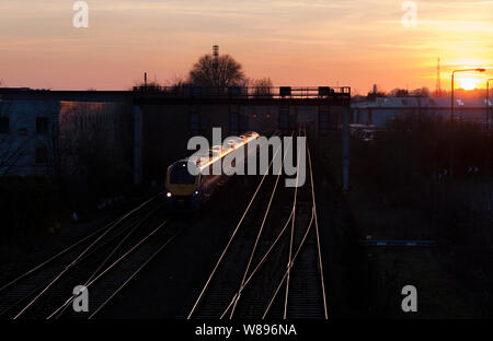 East Midlands Trains Class 222 merdian Zug 222014 auf der Midland mainline in Nottingham mit dem Zug und Schienen funkeln in der Sonne Stockfoto