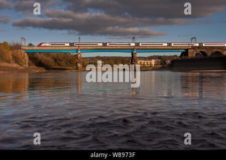 Virgin Trains Pendolino Bahnübergang der Carlisle Brücke Viadukt auf der West Coast Mainline über den Fluss Lune im Lancaster Stockfoto