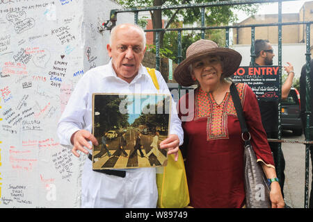 Fans feiern den 50. Jahrestag der Beatles Abbey Road Album mit den Fab Four Gruppe auf einem Zebrastreifen, die am 8. August 1969 veröffentlicht wurde. Stockfoto