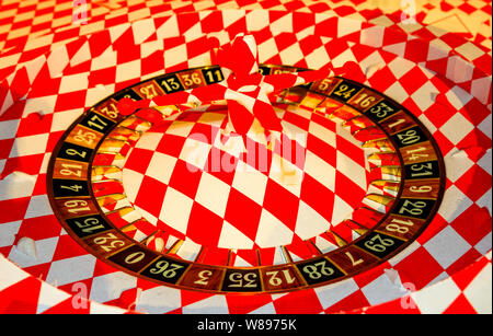 Monte Carlo, Monaco - 2019. Roulette Rad in Rot und Weiß. Stockfoto