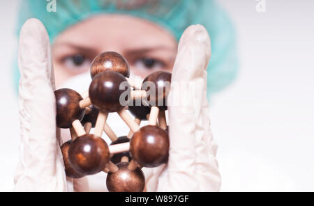 Frau Gesicht und Hände halten Molekül, isoliert auf Weiss. Stockfoto