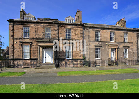 Georgische Häuser auf Wellington Terrasse auf der Elisabethanischen Wände in Berwick upon Tweed, Northumberland, England, UK. Stockfoto