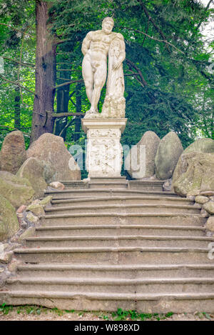 Hercules statue Azaleen und Rhododendron Park in Kromlau Stockfoto