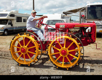 Eine restaurierte antike Massey Harris Traktor Paraden vorbei an einem alten Traktor zeigen. Stockfoto