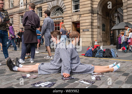 Edinburgh, Schottland, Großbritannien. 8. August, 2019. Falsche Baum Theater präsentiert ein Chaos auf den Grassmarket Veranstaltungsort 18 während des Edinburgh Fringe Festival. Credit: Skully/Alamy leben Nachrichten Stockfoto