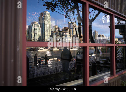 Granville Island Downtown Reflexionen. Yaletown und False Creek Marina gesehen von Granville Island. Vancouver, British Columbia, Kanada. Stockfoto