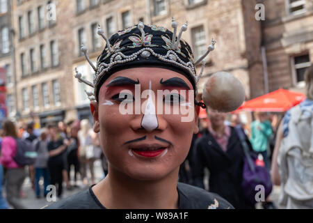 Edinburgh, Schottland, Großbritannien. 8. August, 2019. Sinolink Produktionen der Peking Oper: Lebewohl meine Konkubine auf in der Aula Veranstaltungsort während des Edinburgh Fringe Festival. Eine historische Tragödie, ein Held in der Schlacht fehlgeschlagen, seiner schönen Geliebten und der stattliche Haudegen ihn gegen Ende des unvermeidlichen Fall des Reiches begleitet, ein gebrochenes Herz Abschied zwischen die Liebenden über eine atemberaubende Schwert Tanz. Dieses berühmte Peking Oper klassische inszeniert seit Hunderten von Jahren und das Publikum weint über die Geschichte immer und immer wieder. Credit: Skully/Alamy leben Nachrichten Stockfoto