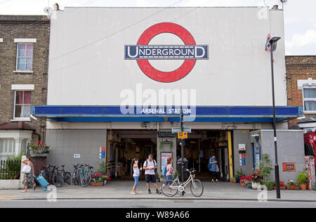 Arsenal U-Bahnstation an der Piccadilly Linie mit Leuten außerhalb, Highbury, N5 London Borough of Islington. Stockfoto