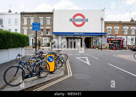 Arsenal U-Bahnstation an der Piccadilly Linie mit Fahrradparkplatz vor dem Hotel, Highbury, N5 London Borough of Islington. Stockfoto
