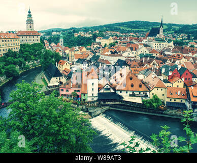 Blick auf Schloss Cesky Krumlov von der Promenade mit Garten Castel. 14. Juli 2019 Schloss Cesky Krumlov in der Stadt Cesky Krumlov, Tschechische Republik. Stockfoto