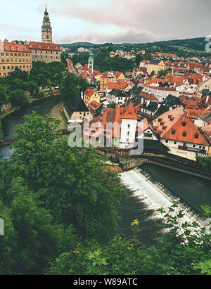 Blick auf Schloss Cesky Krumlov von der Promenade mit Garten Castel. 14. Juli 2019 Schloss Cesky Krumlov in der Stadt Cesky Krumlov, Tschechische Republik. Stockfoto