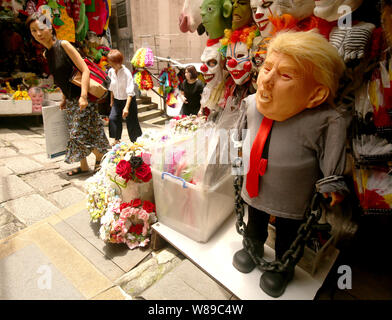 Hongkong, China. 8 Aug, 2019. Eine kleine Puppe von US-Präsident Donald Trump in Ketten und Handschellen in Hong Hong bei einem Straßenhändler stand verkauft. Credit: Stephen Rasierer/ZUMA Draht/Alamy leben Nachrichten Stockfoto