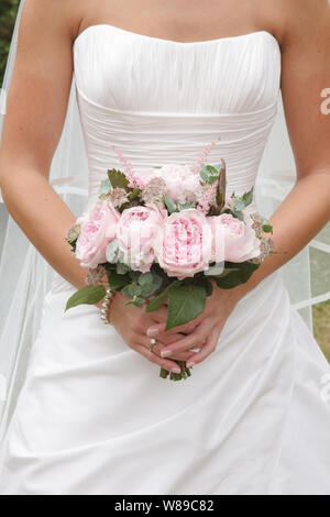 Braut Hochzeit Bouquet hält Stockfoto