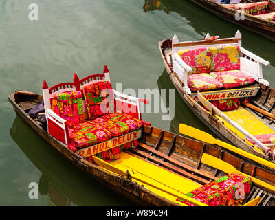 Bunte Touristische boote verwendet Touristen auf einer Bootsfahrt in Nainital Lake, Nainital, Uttarakhand, Indien zu nehmen Stockfoto