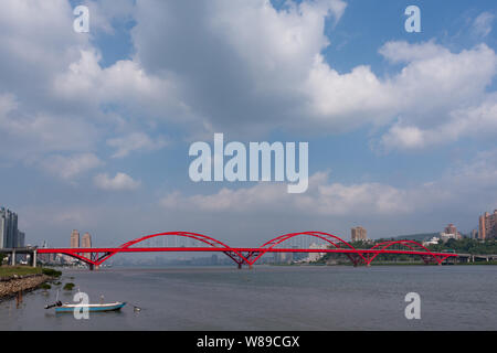 Ein Blick auf die guandu Brücke, langen roten Bogen Brücke über den Tamsui Fluss, von Haishijie Lookout, Bali District, Taipei, Taiwan gesehen Stockfoto