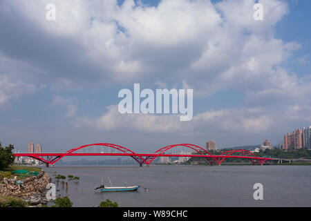 Ein Blick auf die guandu Brücke, langen roten Bogen Brücke über den Tamsui Fluss, von Haishijie Lookout, Bali District, Taipei, Taiwan gesehen Stockfoto