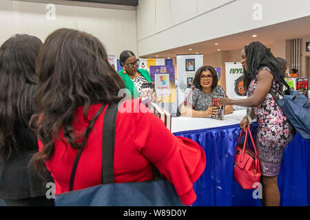 Detroit, Michigan - Journalist und Autor April Ryan Autogramme Kopien von Ihrem Buch "Unter Feuer: Berichte von der Front des Trump Weiße Haus Stockfoto