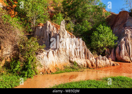 Fairy Stream oder Suoi Tien ist ein kleiner Bach, der sich hinter Sanddünen in Mui Ne Phan Thiet in Vietnam. Stockfoto