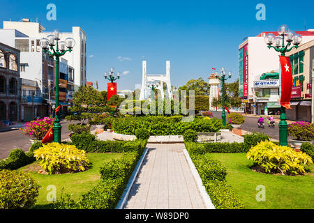 Cau Le Hong Phong Brücke und Wasserturm in Phan Thiet Stadt in der Nähe von Mui Ne in Vietnam. Stockfoto