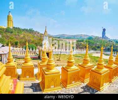 Der Blick auf die Beerdigung vergoldeten stupas von Aung Sakkya Pagode, riesigen Laykyun Sekkia Buddha (stehend) und Sitzender Buddha (im Bau) von Maha Bodhi Ta Stockfoto