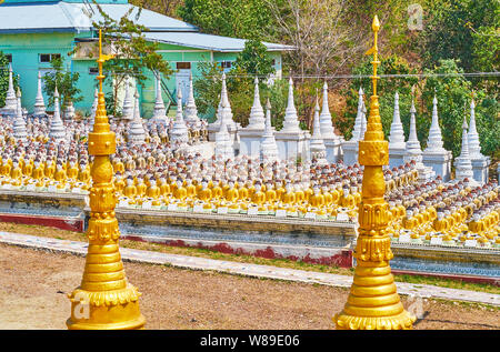 Tausend von geschnitzte Buddha Bilder und kleine Stupas in der Website von Aung Sakkya Pagode des Maha Bodhi Ta Htaung Kloster, Monywa, Myanmar Stockfoto