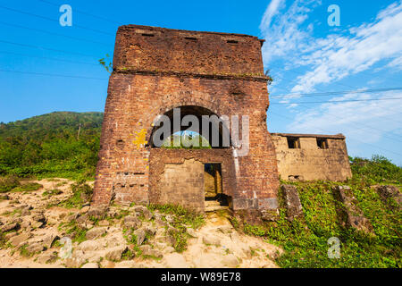 Alte Gebäude an der Quan Hai Van Pass in Danang City in Vietnam. Stockfoto