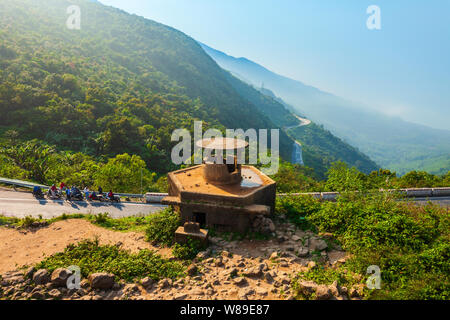 Alte Gebäude an der Quan Hai Van Pass in Danang City in Vietnam. Stockfoto