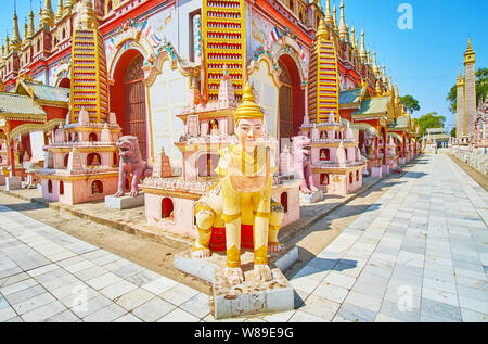 Thanboddhay Paya in Dekorationen reich ist, ist er von Fabelwesen, wie Menschliches - manusiha Lion vorangegangen bewacht, sitzen auf der Ecke, inmitten von Pagoden, Stockfoto