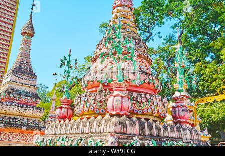 Die Sträuße Blumen mit Stuck und geschnitzte florale Dekoration auf mauve Grabkunst Stupa aus Gründen der Thanboddhay Paya, Monywa, Myanmar Stockfoto