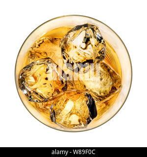 Glas erfrischende Golden hard Apple Cider auf den Felsen. Closeup Ansicht isoliert auf weißem Stockfoto