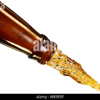 Erfrischend kalten harten Apfel, Saft, ale-Gießen von Hals der braune Flasche. Closeup Draufsicht auf Weiß Stockfoto