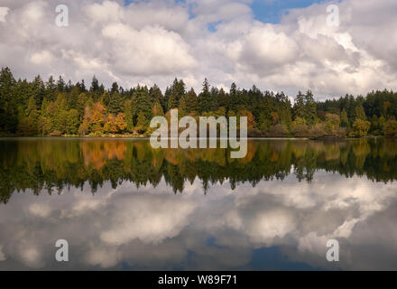 Lost Lagoon Herbst Vancouver. Stanley Park's Lost Lagoon im Herbst. Vancouver, British Columbia, Kanada. Stockfoto