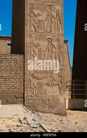 Darstellungen von Phatoahs, die die ägyptischen Götter ehren (deren Gesichter entfernt wurden), Tempel von Amun, Karnak, Luxor, Ägypten Stockfoto