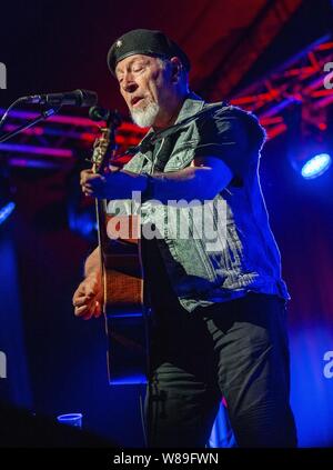 Sidmouth, 8.. Aug 19 die Folk-Rock-Legende Richard Thompson spielt zu einem vollen Konzert beim Sidmouth Folk Week Festival in der Hauptpromenade "Ham". Aufgrund des schlechten Wetters wurde der Hauptort unmittelbar nach seiner Vorstellung geschlossen. Weitere Veranstaltungen werden eine Meile landeinwärts zum kleineren Veranstaltungsort in Bulverton verlegt, weg von der vollen Kraft des eintreffenden Sturms. Stockfoto