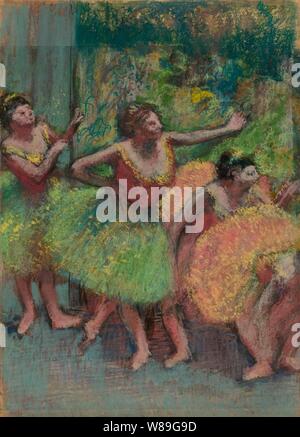 Tänzerinnen und Tänzer in Grün und Gelb von Edgar Degas, C. 1903. Stockfoto