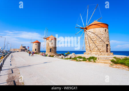 Windmühlen am Meer, in der Stadt von Rhodos auf der Insel Rhodos in Griechenland Stockfoto