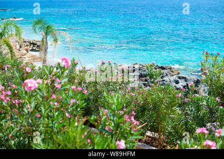 Felsigen Strand und kristallklarem, türkisfarbenem Wasser des Ionischen Meeres in Albanien. Ruhige und entspannende Aussicht Stockfoto