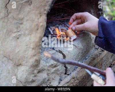 Kinder machen Feuer ohne Streichhölzer Stockfoto