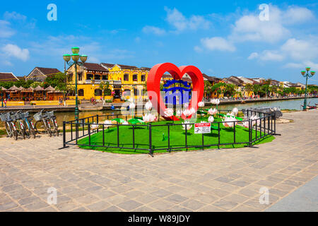 HOI AN, VIETNAM - 17. MÄRZ 2018: Alte Stadt Herzsymbol an der Riverfront von Hoi An Stadt in Quang Nam Provinz Vietnam Stockfoto