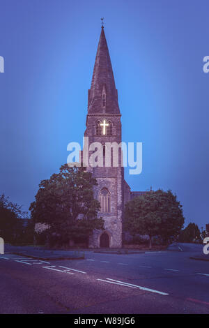 Der Christus Kirche in Waterloo Road in Southampton während der Blauen Stunde, Southampton, England, Großbritannien Stockfoto