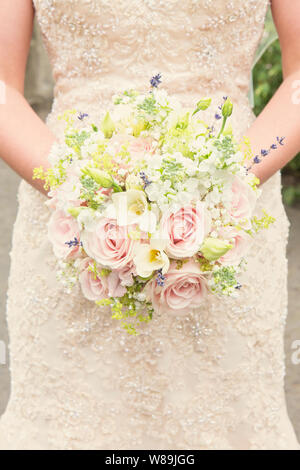 Blumen Hochzeit - Brautstrauß mit rosa Rosen, weissen Freesien, Gypsophila. Stockfoto