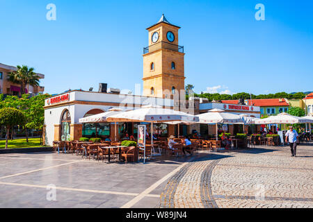 MARMARIS, Türkei - 14. MAI 2018: Clock Tower in der Nähe des Springbrunnen in Marmaris Stadt in der Türkei Stockfoto