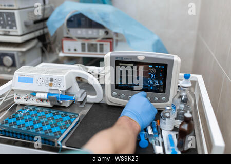 Pulsmesser im Krankenhaus Theater. Medizinische Vitalparameter-monitor Instrument in einem Krankenhaus auf anästhesie Chirurgie überwachen. Ekg-Monitor. medi Stockfoto