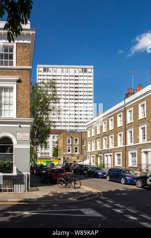 Hochhaus mit Blick auf den georgischen Reihenhäuser auf St. James's Park, die Royal Borough von Kensington und Chelsea, Notting Hill, London, UK Stockfoto